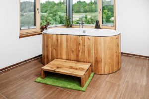 Offen stehende Wanne mit Verkleidung