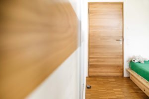 Geschreinerter Schrank, angepasste Tür und Beschläge